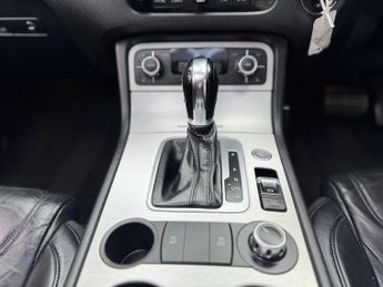 Volkswagen Touareg 3.0 TDI V6 BlueMotion Tech R-Line Tiptronic 4WD Euro 5 (s/s) 5dr