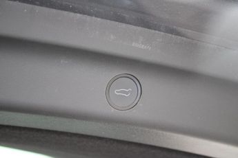 Tesla Model Y (Dual Motor) Long Range Auto 4WDE 5dr