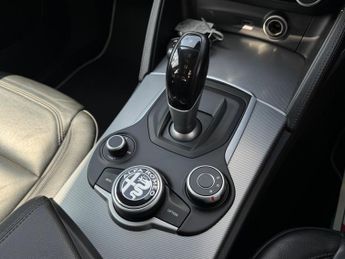 Alfa Romeo Stelvio 2.2 TD Speciale Auto Q4 AWD Euro 6 (s/s) 5dr