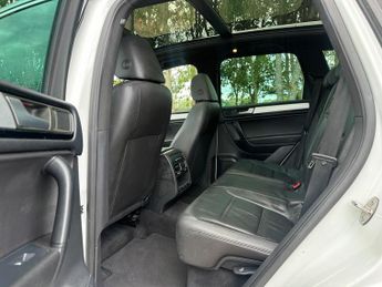 Volkswagen Touareg 3.0 TDI V6 BlueMotion Tech R-Line Tiptronic 4WD Euro 5 (s/s) 5dr
