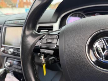 Volkswagen Touareg 3.0 TDI V6 BlueMotion Tech R-Line Plus SUV 5dr Diesel Tiptronic 