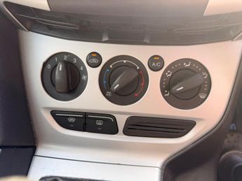 Ford Focus 1.6 Zetec Navigator Euro 5 5dr
