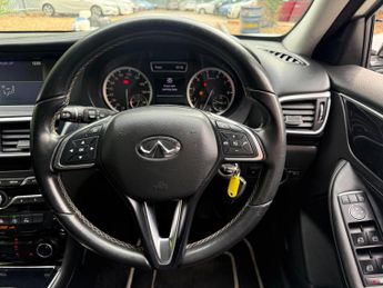 Infiniti Q30 1.6T SE Hatchback 5dr Petrol Manual Euro 6 (s/s) (122 ps)