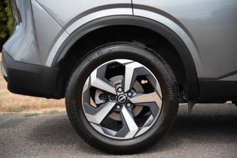 Nissan Qashqai 1.3 DIG-T MHEV N-Connecta XTRON Euro 6 (s/s) 5dr