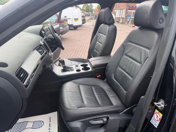 Volkswagen Touareg 3.0 TDI V6 BlueMotion Tech R-Line Tiptronic 4WD Euro 5 (s/s) 5dr