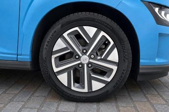 Hyundai Kona 64kWh Premium SUV 5dr Electric Auto (10.5kW Charger) (204 ps)