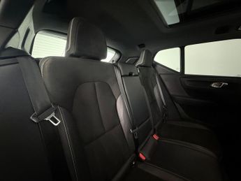 Volvo XC40 2.0 D3 R-Design SUV 5dr Diesel Auto AWD Euro 6 (s/s) (150 ps)
