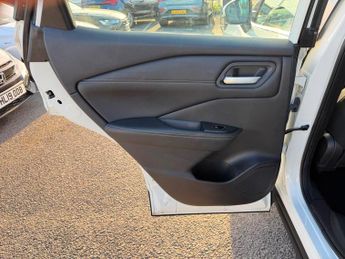 Nissan Qashqai 1.3 DIG-T MHEV Acenta Premium XTRON Euro 6 (s/s) 5dr