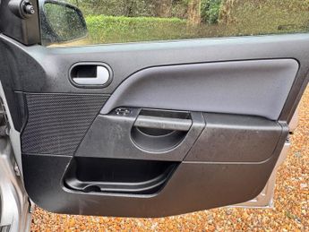 Ford Fiesta 1.6 Ghia 5dr