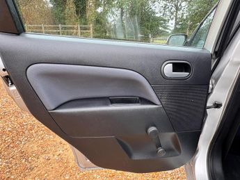 Ford Fiesta 1.6 Ghia 5dr