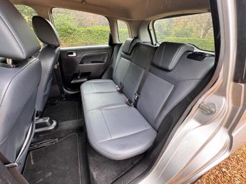 Ford Fiesta 1.6 Ghia 5dr