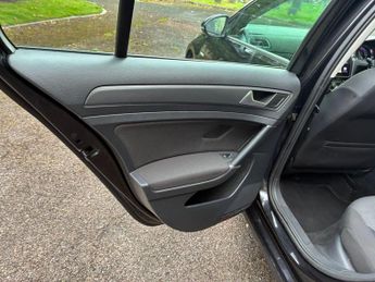 Volkswagen e-Golf 35.8kWh e-Golf Auto 5dr