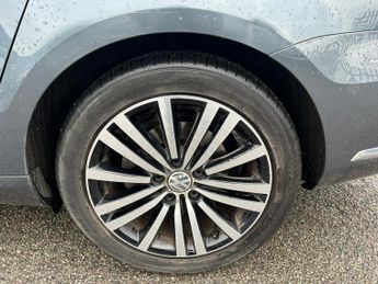 Volkswagen Passat 2.0 TDI BlueMotion Tech Sport DSG Euro 5 (s/s) 4dr