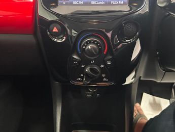 Toyota AYGO 1.0 VVT-i x-pression x-wave x-shift Euro 5 5dr Euro 5