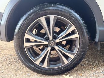 Nissan Qashqai 1.2 DIG-T N-Connecta XTRON Euro 6 (s/s) 5dr