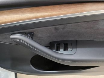 Tesla Model Y (Dual Motor) Long Range Auto 4WDE 5dr