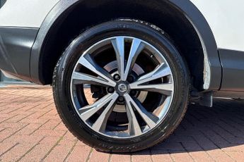 Nissan Qashqai 1.2 DiG-T N-Connecta [Glass Roof]