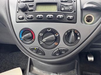 Ford Focus 1.6i 16v LX 5dr