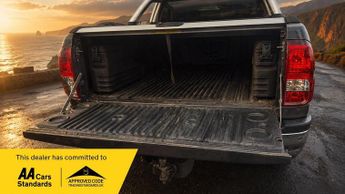 Toyota Hilux 2.4 D-4D Invincible X Auto 4WD Euro 6 4dr (TSS, 3.5t)