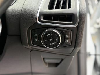 Ford Focus 1.0T EcoBoost Zetec Navigator Euro 5 (s/s) 5dr