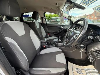 Ford Focus 1.0T EcoBoost Zetec Navigator Euro 5 (s/s) 5dr