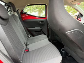 Toyota AYGO 1.0 VVT-i x-play x-shift Euro 6 5dr