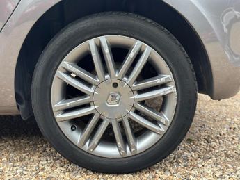 Renault Clio 1.2 TCe Dynamique TomTom Euro 5 5dr