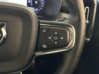 Volvo XC40 2.0 B3 MHEV Plus Dark SUV 5dr Petrol Hybrid DCT Auto Euro 6 (s/s