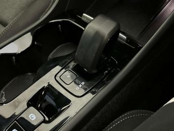 Volvo XC40 2.0 B3 MHEV Plus Dark SUV 5dr Petrol Hybrid DCT Auto Euro 6 (s/s