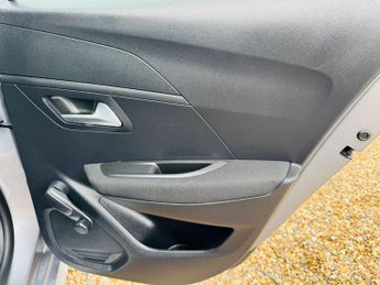 Peugeot E-208 50kWh Allure Hatchback 5dr Electric Auto (136 ps)