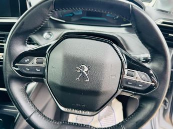 Peugeot E-208 50kWh Allure Hatchback 5dr Electric Auto (136 ps)