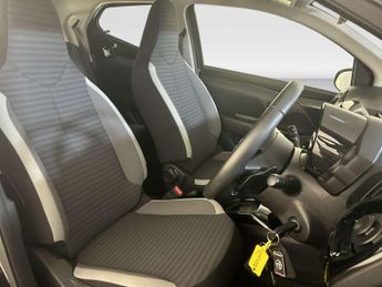 Toyota AYGO 1.0 VVT-i x-play Hatchback 5dr Petrol x-shift Euro 6 (71 ps)