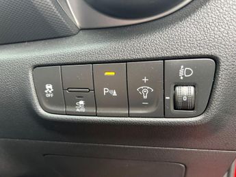 Hyundai KONA 64kWh Premium SUV 5dr Electric Auto (10.5kW Charger) (204 ps)