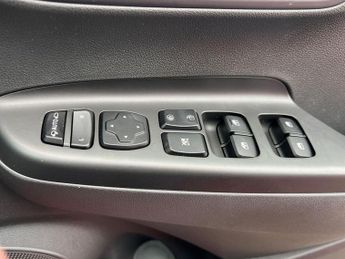 Hyundai KONA 64kWh Premium SUV 5dr Electric Auto (10.5kW Charger) (204 ps)