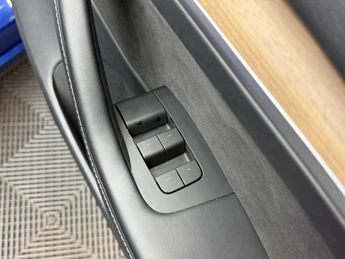 Tesla Model 3 Auto RWD 4dr