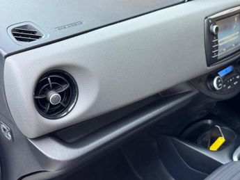 Toyota Yaris 1.5 VVT-h Icon Tech E-CVT Euro 6 (s/s) 5dr