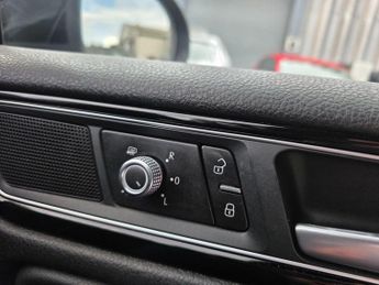 Volkswagen Touareg 3.0 TDI V6 BlueMotion Tech R-Line Tiptronic 4WD Euro 6 (s/s) 5dr