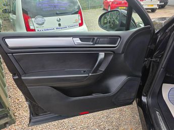 Volkswagen Touareg 3.0 TDI V6 BlueMotion Tech R-Line Tiptronic 4WD Euro 6 (s/s) 5dr