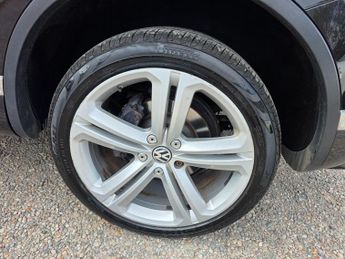 Volkswagen Touareg 3.0 TDI V6 BlueMotion Tech R-Line Tiptronic 4WD Euro 6 (s/s) 5dr