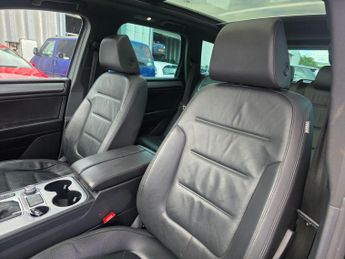 Volkswagen Touareg 3.0 TDI V6 BlueMotion Tech R-Line Tiptronic 4WD Euro 6 (s/s) 5dr
