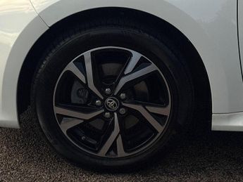 Toyota Yaris 1.5 VVT-h Design Hatchback 5dr Petrol Hybrid E-CVT Euro 6 (s/s) 