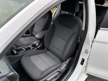 Hyundai IONIQ 1.6 h-GDi 8.9kWh Premium DCT Euro 6 (s/s) 5dr