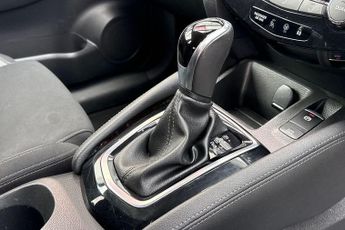 Nissan Qashqai 1.3 DIG-T (160ps) N-Connecta [Glass Roof]