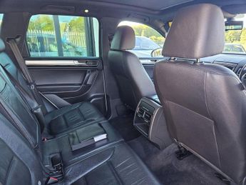Volkswagen Touareg 3.0 TDI V6 BlueMotion Tech R-Line Tiptronic 4WD Euro 6 (s/s) 5dr