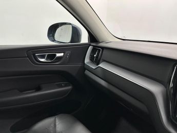 Volvo XC60 2.0 B5 MHEV Momentum Auto Euro 6 (s/s) 5dr