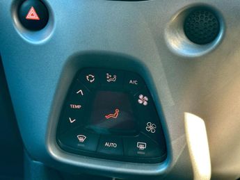 Toyota AYGO 1.0 VVT-i x-trend Funroof x-shift Euro 6 5dr
