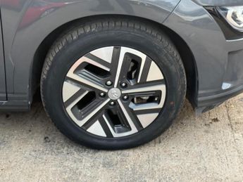 Hyundai KONA 64kWh Premium Auto 5dr (10.5kW Charger)