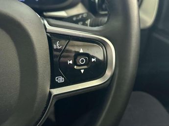 Volvo XC60 2.0 B5 MHEV Plus SUV 5dr Petrol Hybrid Auto AWD Euro 6 (s/s) (25