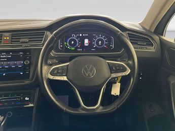 Volkswagen Tiguan 1.4 TSI 13kWh Life SUV 5dr Petrol Plug-in Hybrid DSG Euro 6 (s/s