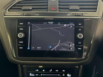 Volkswagen Tiguan 1.4 TSI 13kWh Life SUV 5dr Petrol Plug-in Hybrid DSG Euro 6 (s/s